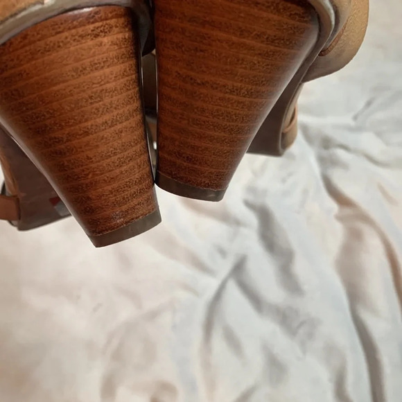 Coach and four strapey tan vegan leather Wood stack heel size 9 womens - Picture 7 of 9